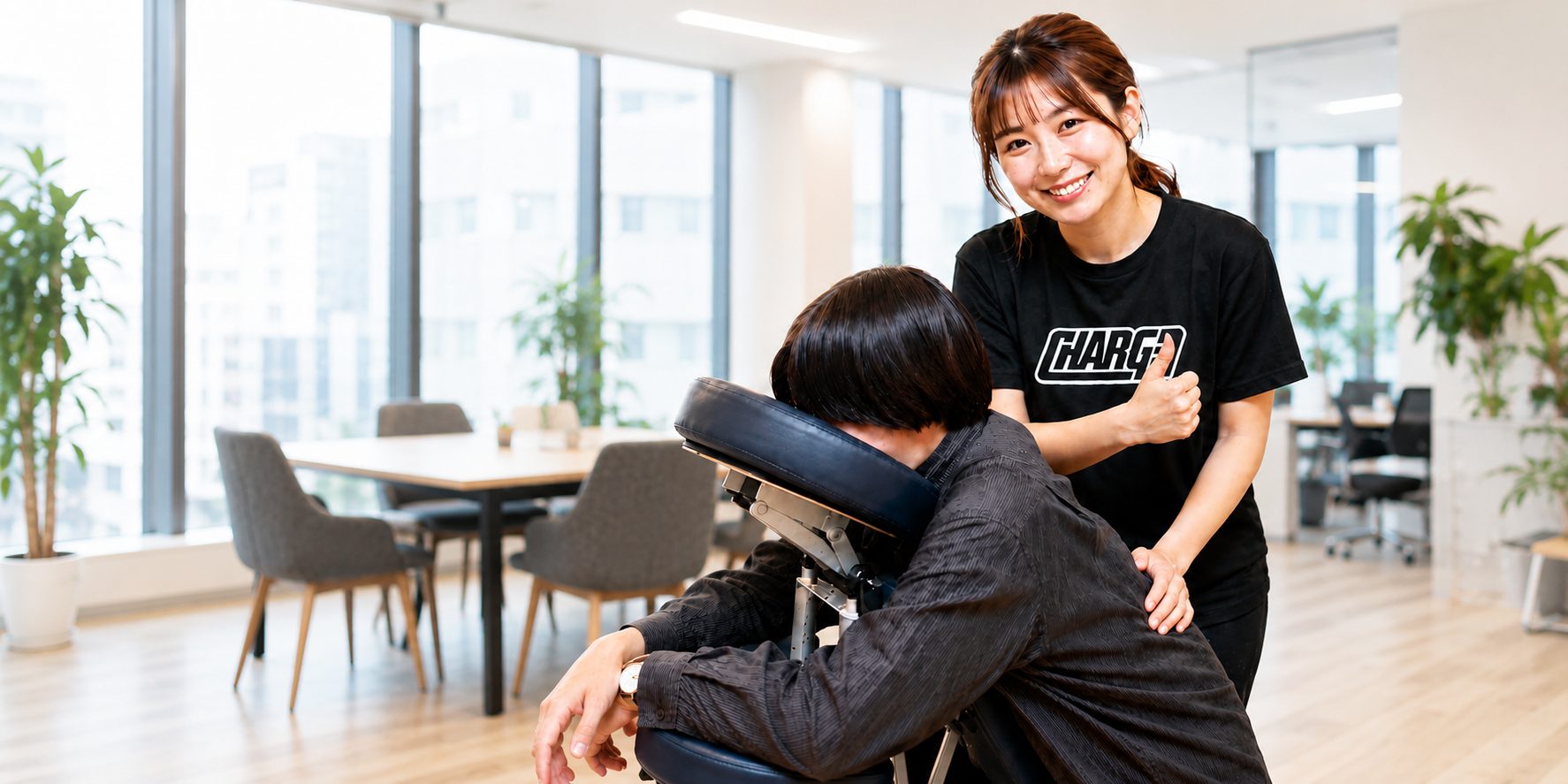 オフィスで施術を受ける社員とスタッフ
